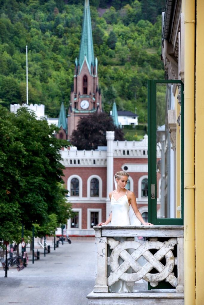 Vakker brud på veranda i Børsen Selskapslokaler